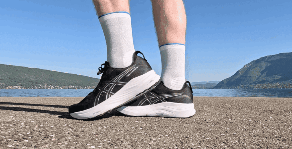 Photo of the Asics Gel Kayano 32 in black and white
